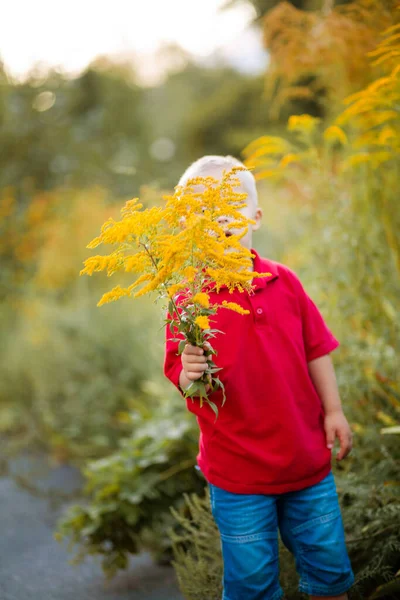 Menino Com Síndrome Segurando Buquê Flores Ambrósia Uma Criança Parque — Fotografia de Stock