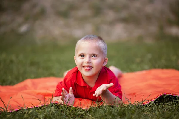 Chlapec Downovým Syndromem Leží Parku Oranžovém Koberci Genetické Nemoci Dítě — Stock fotografie