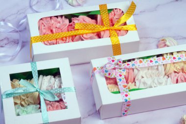 Elma ve nane şekerinden yapılmış ev yapımı marşmelov tabağıyla düz uzanan lokum, turuncu bir kağıdın arka planındaki bir kutuda uzanıyor..