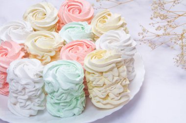 Elma ve nane, tatlı, havadar bir tabak ev yapımı marşmelov (zephyr, meringue) ile düz yatıyordu.