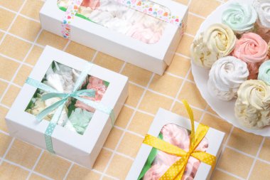 Elma ve nane şekerinden yapılmış ev yapımı marşmelov tabağıyla düz uzanan lokum, turuncu bir kağıdın arka planındaki bir kutuda uzanıyor..