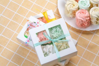 Elma ve nane şekerinden yapılmış ev yapımı marşmelov tabağıyla düz uzanan lokum, turuncu bir kağıdın arka planındaki bir kutuda uzanıyor..