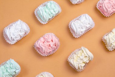 Elma ve nane şekerinden yapılmış ev yapımı marşmelov tabağıyla düz uzanan lokum, turuncu bir kağıdın arka planındaki bir kutuda uzanıyor..