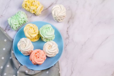 Ev yapımı marşmelovlar (zephyr) elma ve nane ile yapılır, tatlı, havadar, abackground üzerinde, güzel şenlikli arka plan.