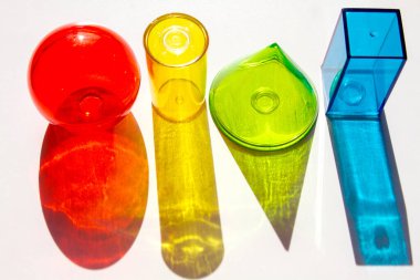Beyaz arkaplanda saydam geometrik şekiller, güzel renkli parlak gölgeler..