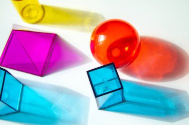 Beyaz arkaplanda saydam geometrik şekiller, güzel renkli parlak gölgeler..