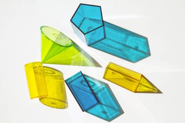 Beyaz arkaplanda saydam geometrik şekiller, güzel renkli parlak gölgeler..