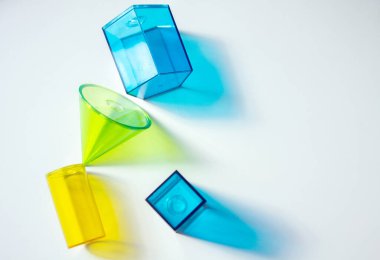 Beyaz arkaplanda saydam geometrik şekiller, güzel renkli parlak gölgeler..