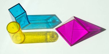 Beyaz arkaplanda saydam geometrik şekiller, güzel renkli parlak gölgeler..