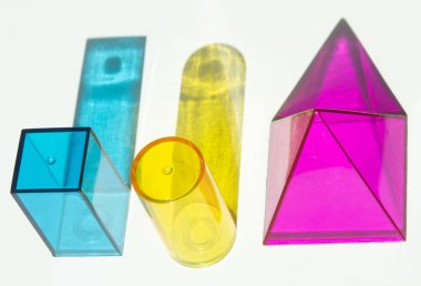 Beyaz arkaplanda saydam geometrik şekiller, güzel renkli parlak gölgeler..