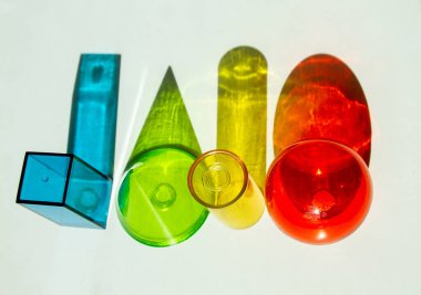 Beyaz arkaplanda saydam geometrik şekiller, güzel renkli parlak gölgeler..