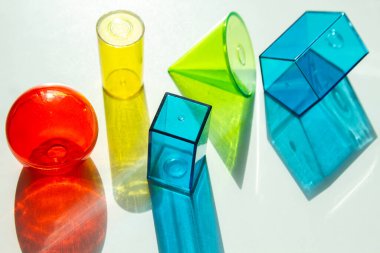 Beyaz arkaplanda saydam geometrik şekiller, güzel renkli parlak gölgeler..