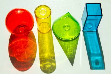 Beyaz arkaplanda saydam geometrik şekiller, güzel renkli parlak gölgeler..