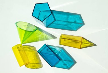 Beyaz arkaplanda saydam geometrik şekiller, güzel renkli parlak gölgeler..