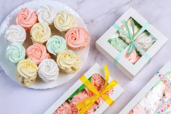 Elma ve nane şekerinden yapılmış ev yapımı marşmelov tabağıyla düz uzanan lokum, turuncu bir kağıdın arka planındaki bir kutuda uzanıyor..