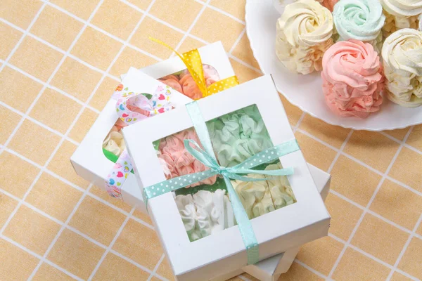 Elma ve nane şekerinden yapılmış ev yapımı marşmelov tabağıyla düz uzanan lokum, turuncu bir kağıdın arka planındaki bir kutuda uzanıyor..