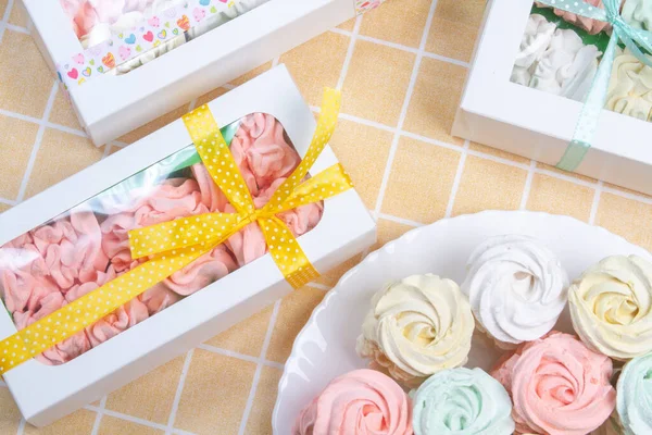 Elma ve nane şekerinden yapılmış ev yapımı marşmelov tabağıyla düz uzanan lokum, turuncu bir kağıdın arka planındaki bir kutuda uzanıyor..