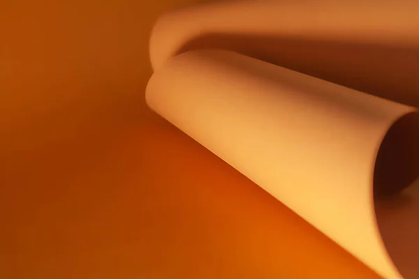 Papel Naranja Marrón Está Curvado Por Una Línea Ondulada Hermosa — Foto de Stock