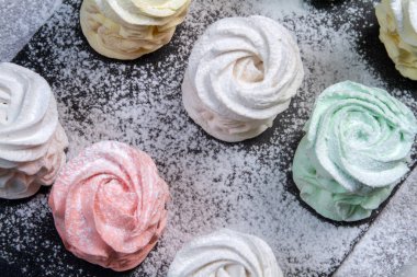 Ev yapımı marşmelovlar (zephyr) elma ve nane ile yapılır, tatlı, havadar, abackground üzerinde, güzel şenlikli arka plan.