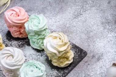 Ev yapımı marşmelovlar (zephyr) elma ve nane ile yapılır, tatlı, havadar, abackground üzerinde, güzel şenlikli arka plan.