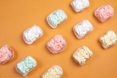 Ev yapımı marşmelovlar (zephyr) elma ve nane ile yapılır, tatlı, havadar, abackground üzerinde, güzel şenlikli arka plan.