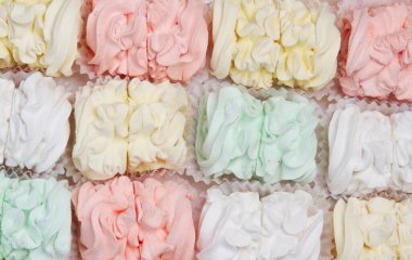 Ev yapımı marşmelovlar (zephyr) elma ve nane ile yapılır, tatlı, havadar, abackground üzerinde, güzel şenlikli arka plan.