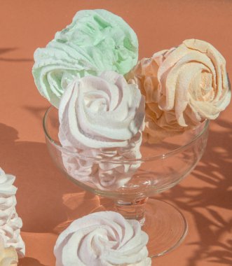 Ev yapımı marşmelovlar (zephyr) elma ve nane ile yapılır, tatlı, havadar, abackground üzerinde, güzel şenlikli arka plan.