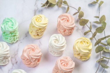 Ev yapımı marşmelovlar (zephyr) elma ve nane ile yapılır, tatlı, havadar, abackground üzerinde, güzel şenlikli arka plan.