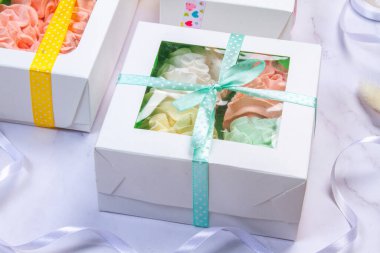 Ev yapımı marşmelovlar (zephyr) elma ve nane ile yapılır, tatlı, havadar, abackground üzerinde, güzel şenlikli arka plan.