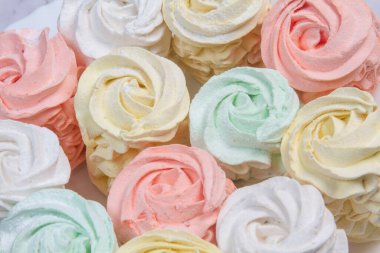 Ev yapımı marşmelovlar (zephyr) elma ve nane ile yapılır, tatlı, havadar, abackground üzerinde, güzel şenlikli arka plan.