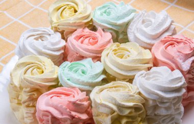 Ev yapımı marşmelovlar (zephyr) elma ve nane ile yapılır, tatlı, havadar, abackground üzerinde, güzel şenlikli arka plan.