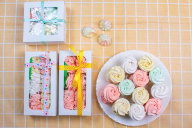 Ev yapımı marşmelovlar (zephyr) elma ve nane ile yapılır, tatlı, havadar, abackground üzerinde, güzel şenlikli arka plan.