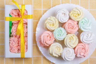 Ev yapımı marşmelovlar (zephyr) elma ve nane ile yapılır, tatlı, havadar, abackground üzerinde, güzel şenlikli arka plan.