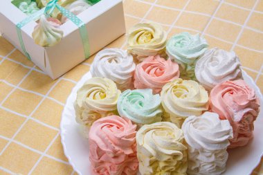 Ev yapımı marşmelovlar (zephyr) elma ve nane ile yapılır, tatlı, havadar, abackground üzerinde, güzel şenlikli arka plan.