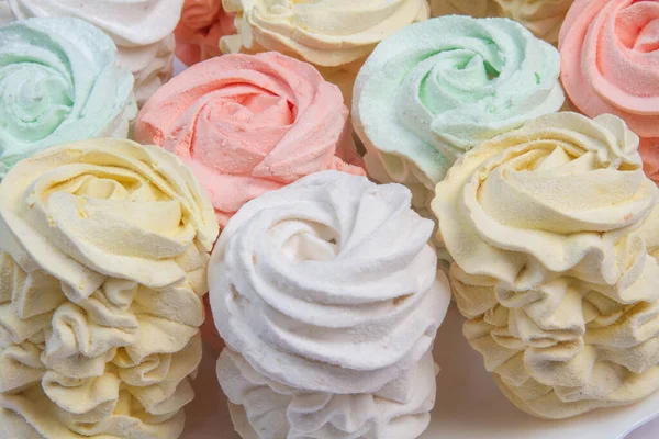 Ev yapımı marşmelovlar (zephyr) elma ve nane ile yapılır, tatlı, havadar, abackground üzerinde, güzel şenlikli arka plan.