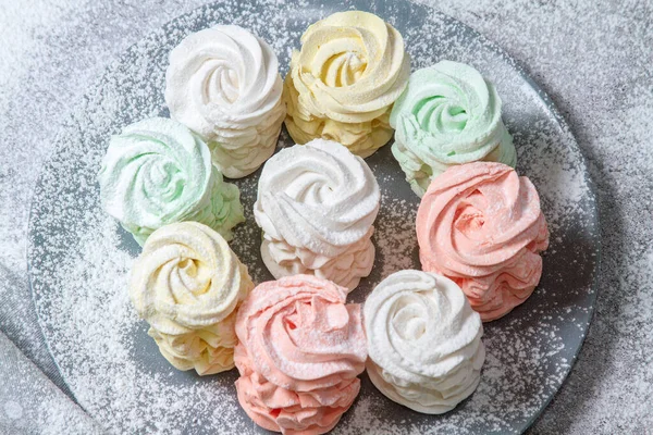 Ev yapımı marşmelovlar (zephyr) elma ve nane ile yapılır, tatlı, havadar, abackground üzerinde, güzel şenlikli arka plan.