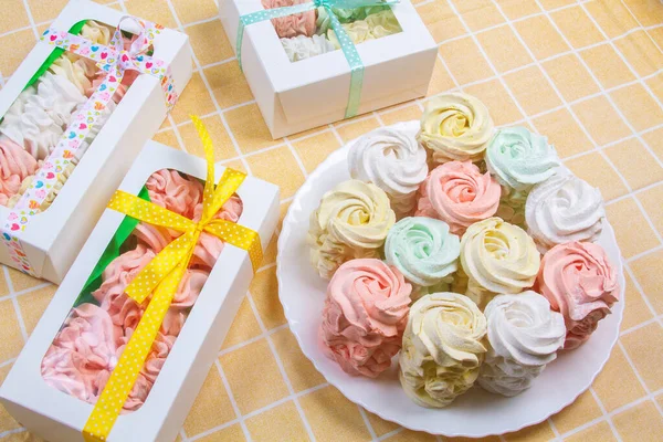 Ev yapımı marşmelovlar (zephyr) elma ve nane ile yapılır, tatlı, havadar, abackground üzerinde, güzel şenlikli arka plan.