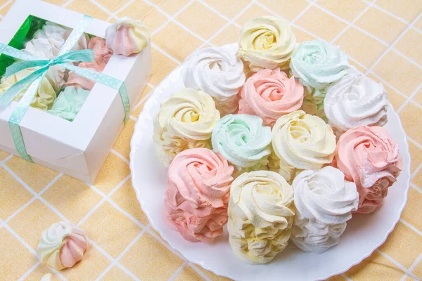 Ev yapımı marşmelovlar (zephyr) elma ve nane ile yapılır, tatlı, havadar, abackground üzerinde, güzel şenlikli arka plan.