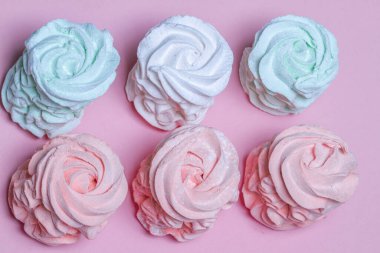 Ev yapımı marşmelovlar (zephyr) elma ve nane ile yapılır, tatlı, havadar, abackground üzerinde, güzel şenlikli arka plan.