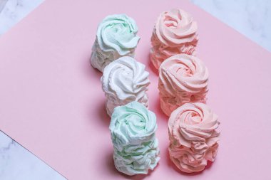 Ev yapımı marşmelovlar (zephyr) elma ve nane ile yapılır, tatlı, havadar, abackground üzerinde, güzel şenlikli arka plan.