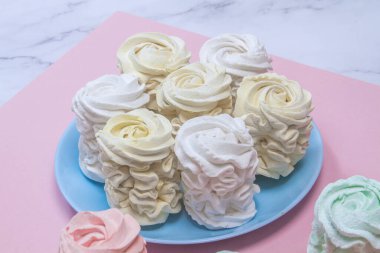 Ev yapımı marşmelovlar (zephyr) elma ve nane ile yapılır, tatlı, havadar, abackground üzerinde, güzel şenlikli arka plan.