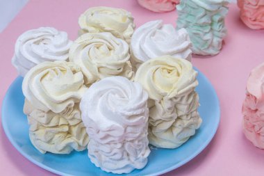 Ev yapımı marşmelovlar (zephyr) elma ve nane ile yapılır, tatlı, havadar, abackground üzerinde, güzel şenlikli arka plan.