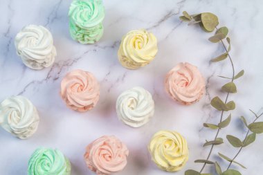 Ev yapımı marşmelovlar (zephyr) elma ve nane ile yapılır, tatlı, havadar, abackground üzerinde, güzel şenlikli arka plan.