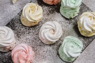 Ev yapımı marşmelovlar (zephyr) elma ve nane ile yapılır, tatlı, havadar, abackground üzerinde, güzel şenlikli arka plan.