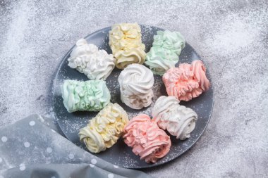 Ev yapımı marşmelovlar (zephyr) elma ve nane ile yapılır, tatlı, havadar, abackground üzerinde, güzel şenlikli arka plan.