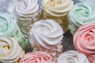 Ev yapımı marşmelovlar (zephyr) elma ve nane ile yapılır, tatlı, havadar, abackground üzerinde, güzel şenlikli arka plan.