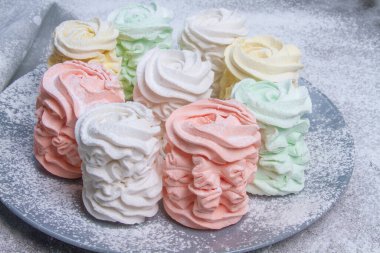 Ev yapımı marşmelovlar (zephyr) elma ve nane ile yapılır, tatlı, havadar, abackground üzerinde, güzel şenlikli arka plan.