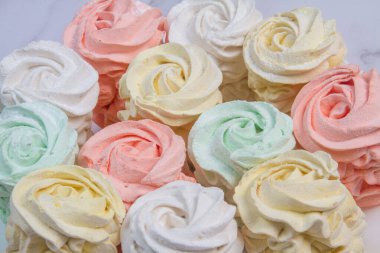 Ev yapımı marşmelovlar (zephyr) elma ve nane ile yapılır, tatlı, havadar, abackground üzerinde, güzel şenlikli arka plan.