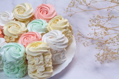 Ev yapımı marşmelovlar (zephyr) elma ve nane ile yapılır, tatlı, havadar, abackground üzerinde, güzel şenlikli arka plan.