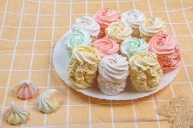 Ev yapımı marşmelovlar (zephyr) elma ve nane ile yapılır, tatlı, havadar, abackground üzerinde, güzel şenlikli arka plan.